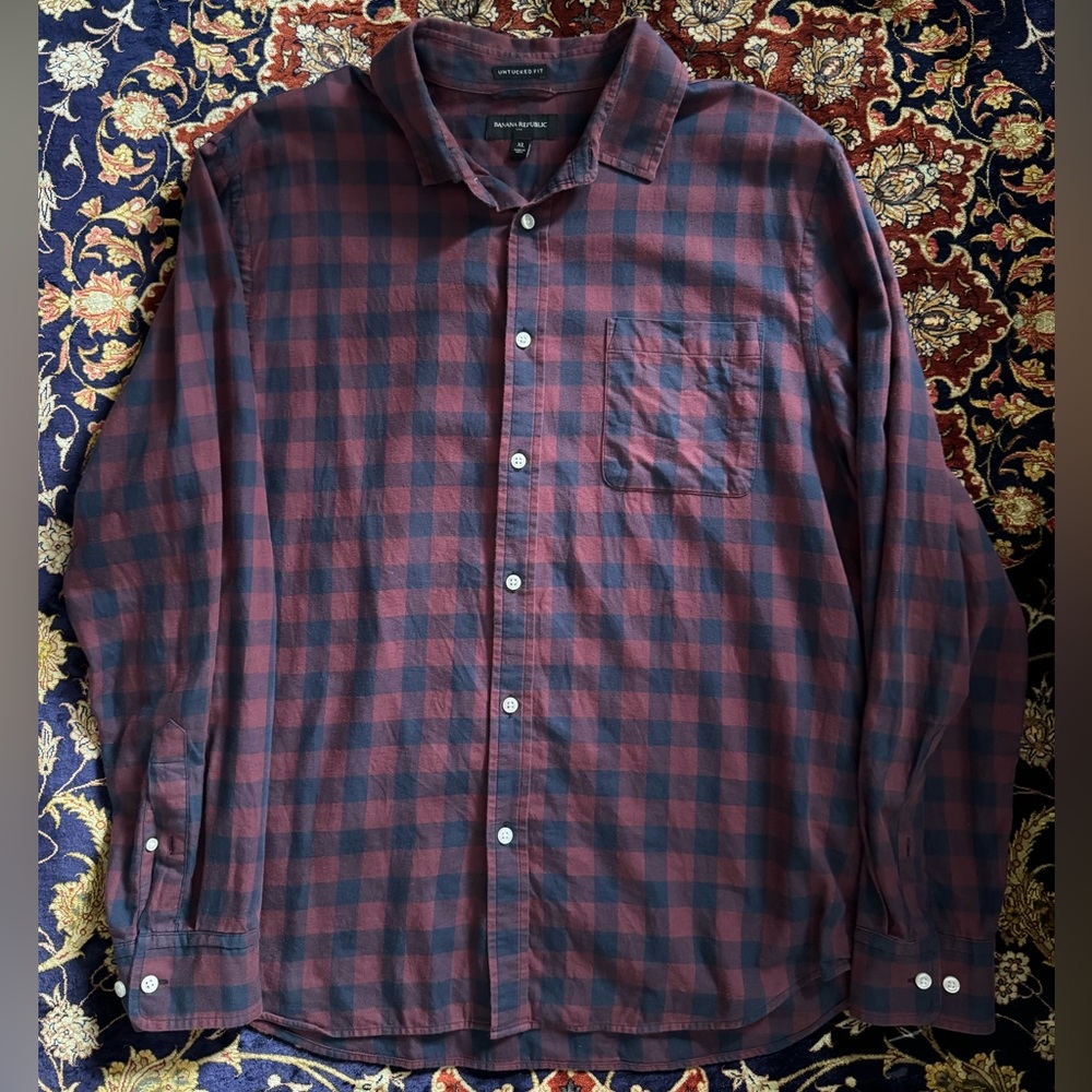 Banana Republic men’s navy and burgundy button down shirt size XL